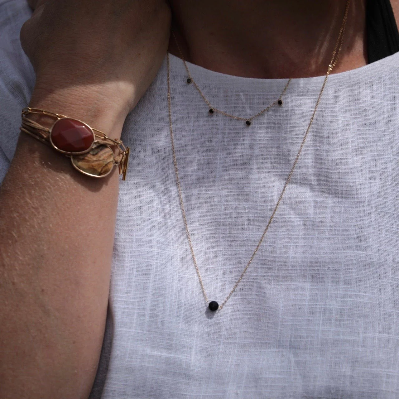 Collier court Avril - dorée/ médaillon noir - Image 3