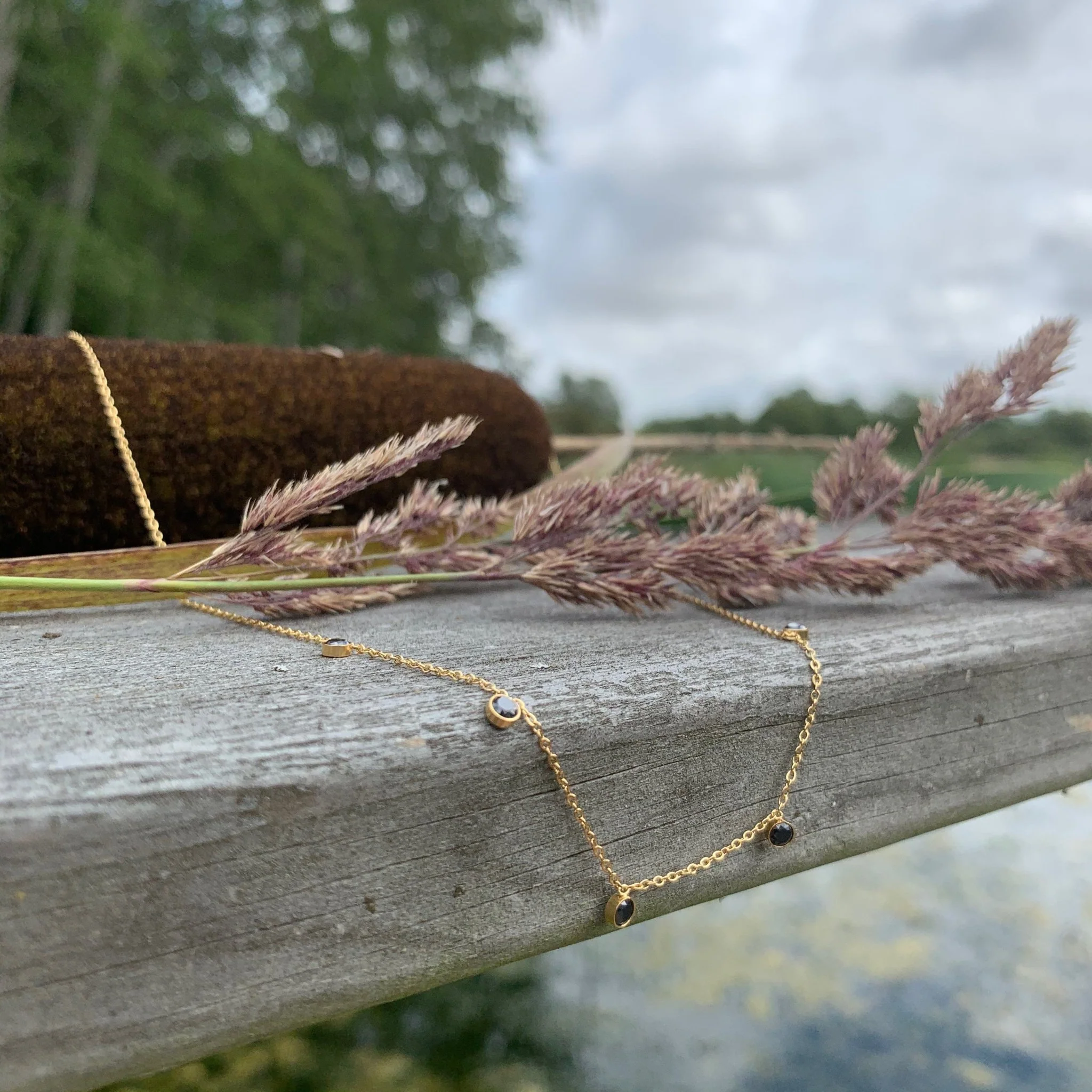 Collier court Avril - dorée/ médaillon noir - Image 4