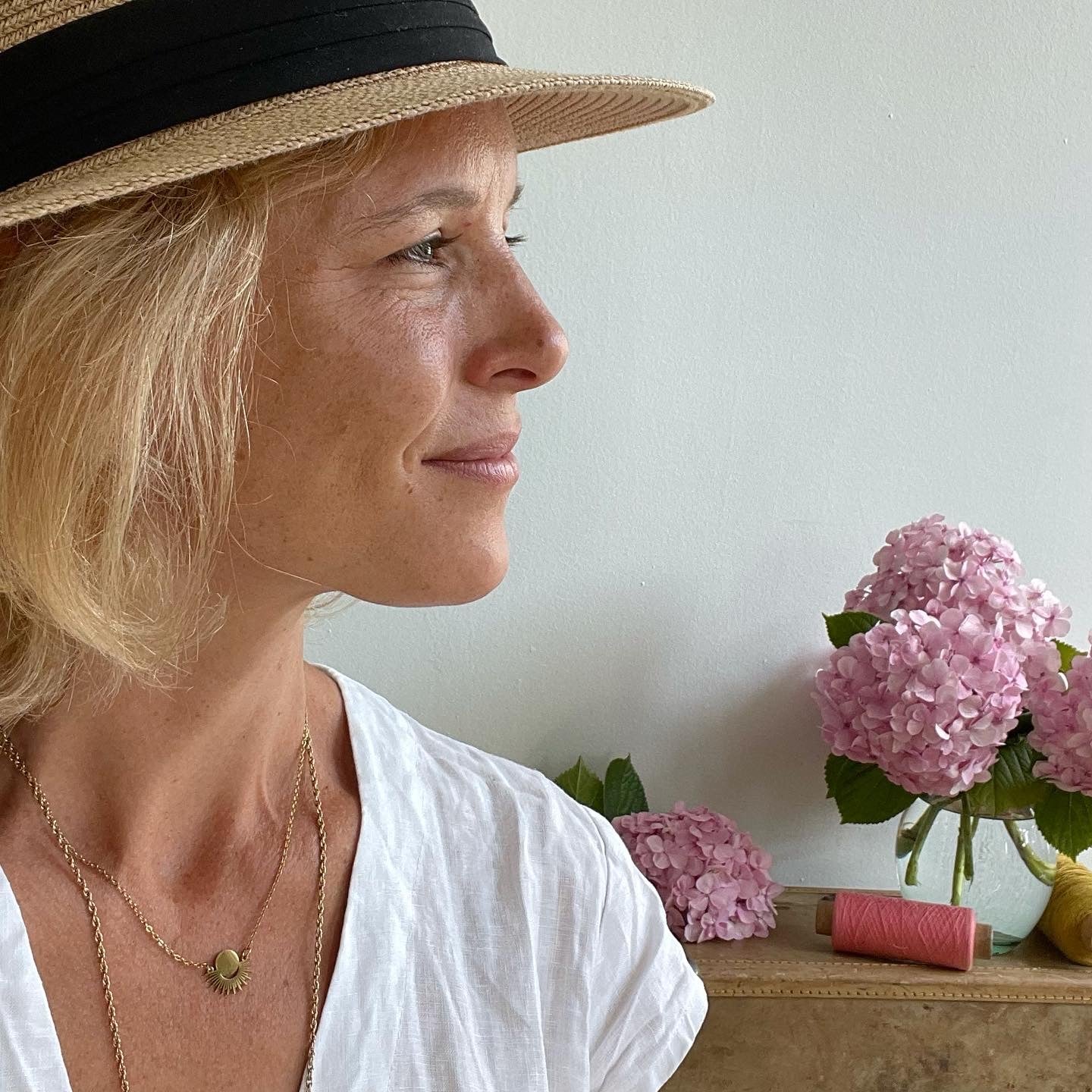 Collier soleil Iris - Mi-long - doré - Image 4