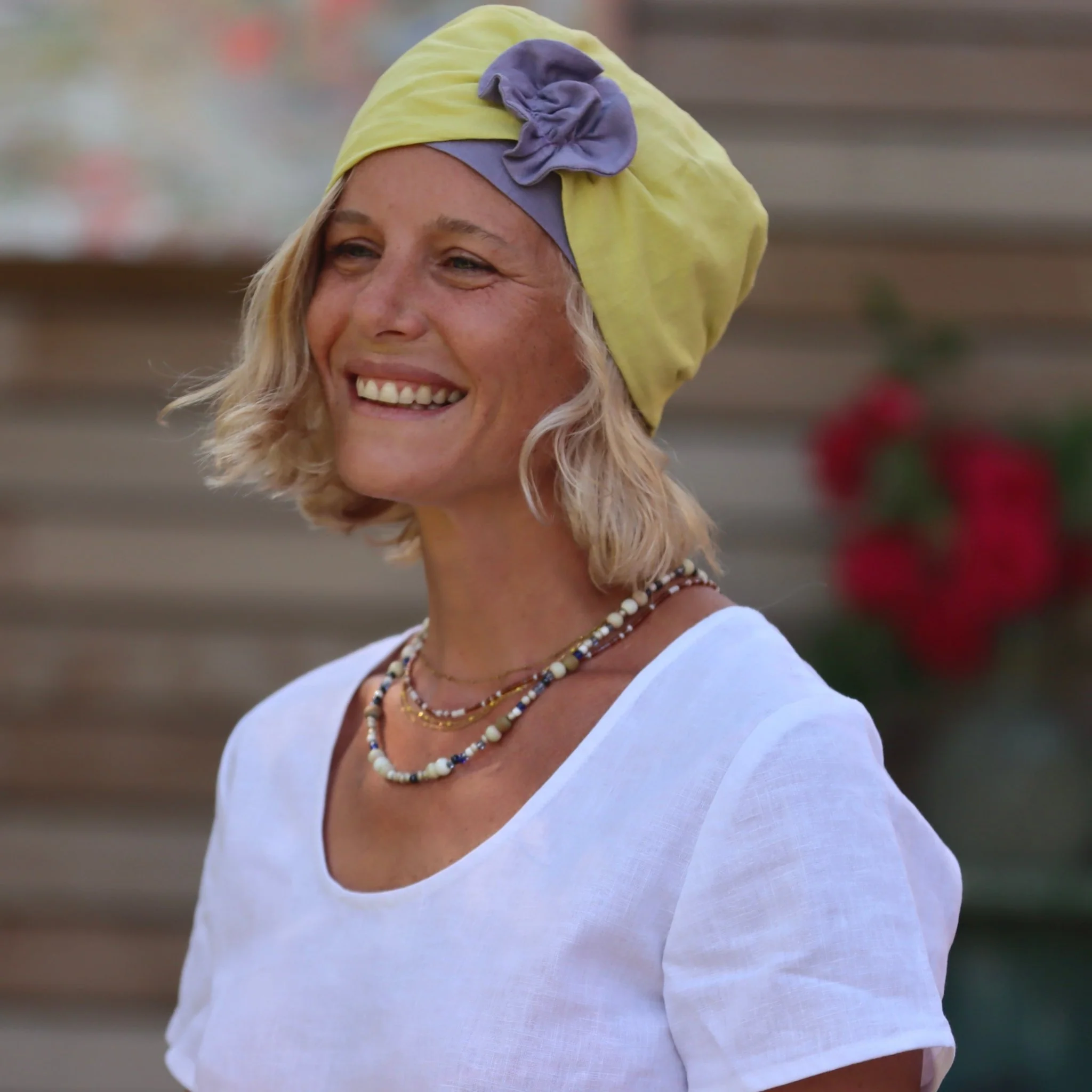 La coiffe Victoire lin jaune vif - fleur parme - Image 4